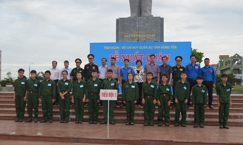  Ảnh 2: Các đồng chí lãnh đạo tỉnh chụp ảnh lưu niệm với các học viên Lớp Học kỳ quân đội năm 2017